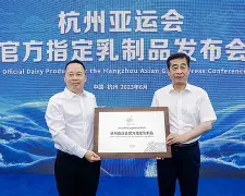 排球夜战：江畔飞鹰队鏖战剑门犀牛队，速度优势明显技战术储备厚实